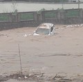 Bak Kena Tsunami, Penampakan Mobil Hanyut 'Digulung' Banjir China