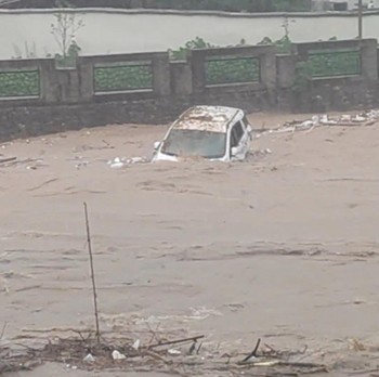 Bak Kena Tsunami, Penampakan Mobil Hanyut 'Digulung' Banjir China