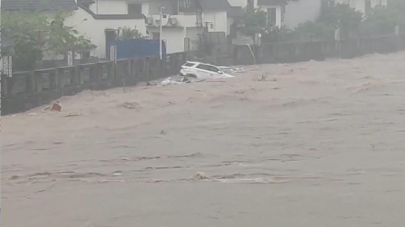 Sebuah kendaraan tersapu banjir setelah hujan lebat di Jiangwan, Guangdong, Tiongkok dalam tangkapan layar yang diambil dari video media sosial yang dirilis pada 22 April 2024. (Video Obtained By Reuters/via REUTERS)