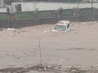 Bak Kena Tsunami, Penampakan Mobil Hanyut 'Digulung' Banjir China