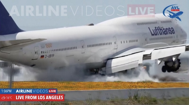 Sebuah siaran langsung menangkap momen pesawat Lufthansa Boeing gagal melakukan pendaratan hingga terjadi touch-and-go di bandara LAX, Los Angeles, Amerika Serikat pada Selasa (23/4/2024). Sebuah siaran langsung menangkap momen pesawat Lufthansa Boeing gagal melakukan pendaratan hingga terjadi touch-and-go di bandara LAX, Los Angeles, Amerika Serikat pada Selasa (23/4/2024). (Tangkapan Layar Video Reuters/IRLINE VIDEOS LIVE VIA YOUTUBE)