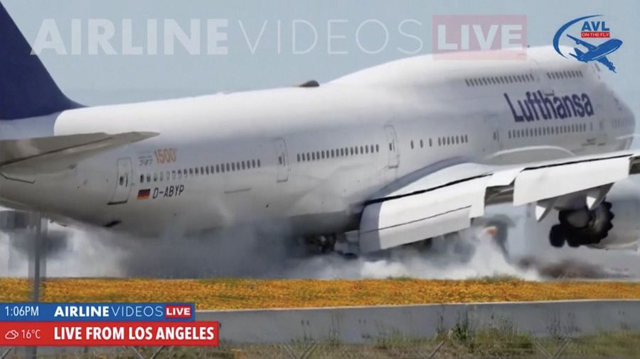 Sebuah siaran langsung menangkap momen pesawat Lufthansa Boeing gagal melakukan pendaratan hingga terjadi touch-and-go di bandara LAX, Los Angeles, Amerika Serikat pada Selasa (23/4/2024). (Tangkapan Layar Video Reuters/IRLINE VIDEOS LIVE VIA YOUTUBE)