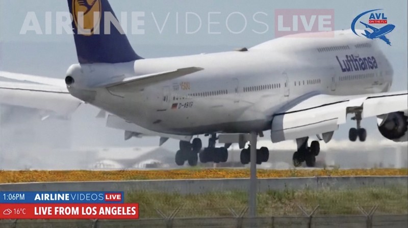 Sebuah siaran langsung menangkap momen pesawat Lufthansa Boeing gagal melakukan pendaratan hingga terjadi touch-and-go di bandara LAX, Los Angeles, Amerika Serikat pada Selasa (23/4/2024). Sebuah siaran langsung menangkap momen pesawat Lufthansa Boeing gagal melakukan pendaratan hingga terjadi touch-and-go di bandara LAX, Los Angeles, Amerika Serikat pada Selasa (23/4/2024). (Tangkapan Layar Video Reuters/IRLINE VIDEOS LIVE VIA YOUTUBE)