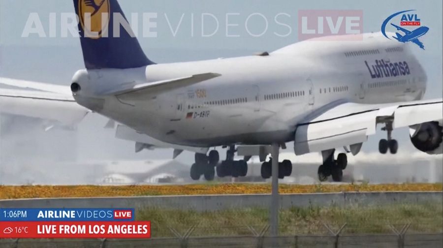 Sebuah siaran langsung menangkap momen pesawat Lufthansa Boeing gagal melakukan pendaratan hingga terjadi touch-and-go di bandara LAX, Los Angeles, Amerika Serikat pada Selasa (23/4/2024). (Tangkapan Layar Video Reuters/IRLINE VIDEOS LIVE VIA YOUTUBE)