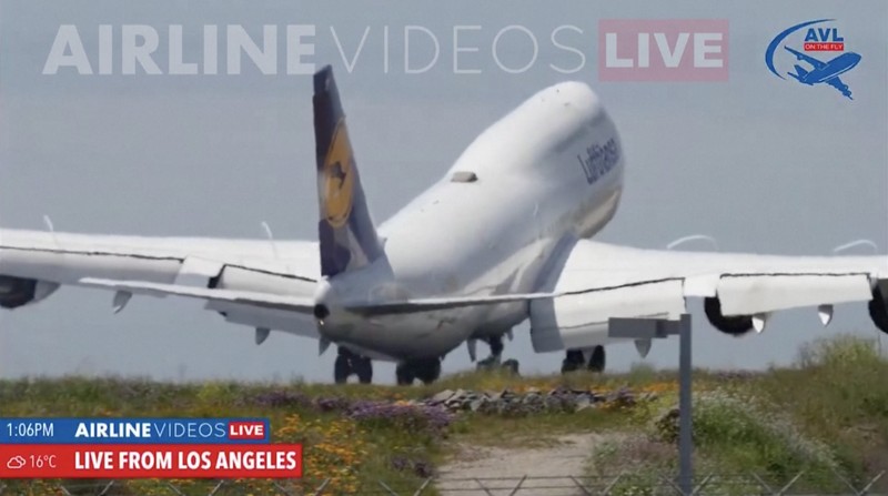 Sebuah siaran langsung menangkap momen pesawat Lufthansa Boeing gagal melakukan pendaratan hingga terjadi touch-and-go di bandara LAX, Los Angeles, Amerika Serikat pada Selasa (23/4/2024). Sebuah siaran langsung menangkap momen pesawat Lufthansa Boeing gagal melakukan pendaratan hingga terjadi touch-and-go di bandara LAX, Los Angeles, Amerika Serikat pada Selasa (23/4/2024). (Tangkapan Layar Video Reuters/IRLINE VIDEOS LIVE VIA YOUTUBE)