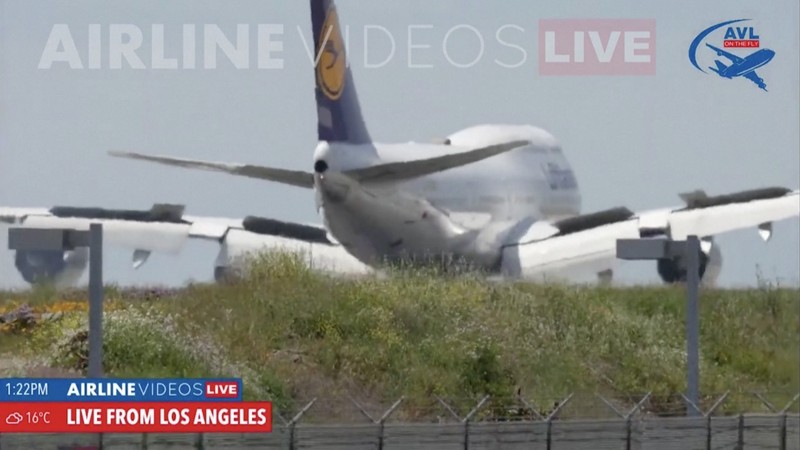 Sebuah siaran langsung menangkap momen pesawat Lufthansa Boeing gagal melakukan pendaratan hingga terjadi touch-and-go di bandara LAX, Los Angeles, Amerika Serikat pada Selasa (23/4/2024). Sebuah siaran langsung menangkap momen pesawat Lufthansa Boeing gagal melakukan pendaratan hingga terjadi touch-and-go di bandara LAX, Los Angeles, Amerika Serikat pada Selasa (23/4/2024). (Tangkapan Layar Video Reuters/IRLINE VIDEOS LIVE VIA YOUTUBE)