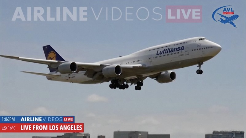 Sebuah siaran langsung menangkap momen pesawat Lufthansa Boeing gagal melakukan pendaratan hingga terjadi touch-and-go di bandara LAX, Los Angeles, Amerika Serikat pada Selasa (23/4/2024). Sebuah siaran langsung menangkap momen pesawat Lufthansa Boeing gagal melakukan pendaratan hingga terjadi touch-and-go di bandara LAX, Los Angeles, Amerika Serikat pada Selasa (23/4/2024). (Tangkapan Layar Video Reuters/IRLINE VIDEOS LIVE VIA YOUTUBE)