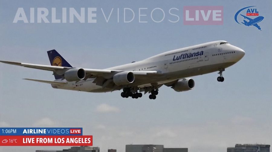 Sebuah siaran langsung menangkap momen pesawat Lufthansa Boeing gagal melakukan pendaratan hingga terjadi touch-and-go di bandara LAX, Los Angeles, Amerika Serikat pada Selasa (23/4/2024). (Tangkapan Layar Video Reuters/IRLINE VIDEOS LIVE VIA YOUTUBE)