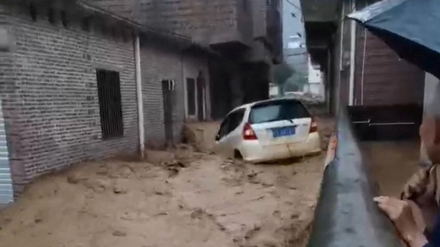 Sebuah kendaraan tersapu banjir setelah hujan lebat di Jiangwan, Guangdong, Tiongkok dalam tangkapan layar yang diambil dari video media sosial yang dirilis pada 22 April 2024. (Video Obtained By Reuters/via REUTERS)