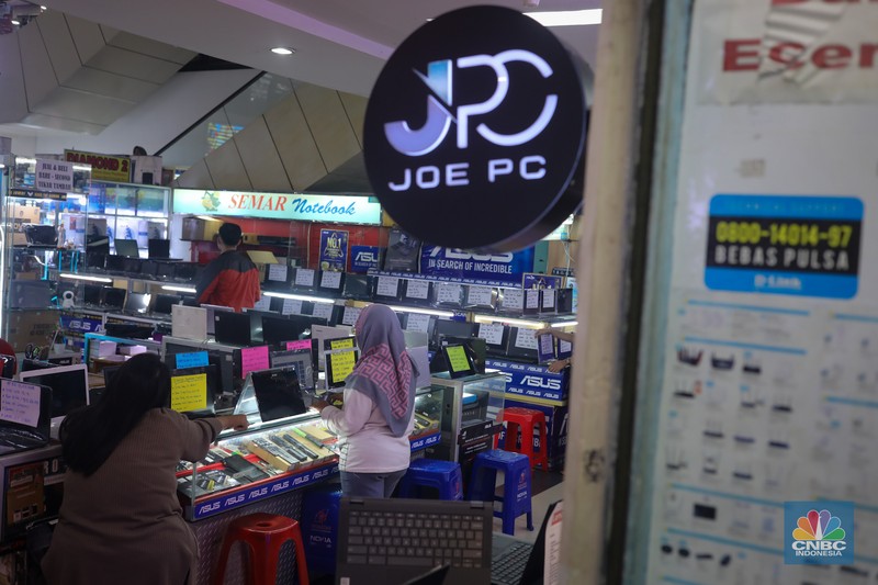 Suasana pusat penjualan elektronik Harco Mangga Dua di Jakarta, Kamis (25/4/2024). Harco Mangga Dua yang terkenal sebagai tempat pusat jual-beli elektronik terbesar di Jakarta kini kembali ramai setelah semapat sepi akibat pandemi Covid-19. (CNBC Indonesia/Faisal Rahman) Suasana pusat penjualan elektronik Harco Mangga Dua di Jakarta, Kamis (25/4/2024). Harco Mangga Dua yang terkenal sebagai tempat pusat jual-beli elektronik terbesar di Jakarta kini kembali ramai setelah semapat sepi akibat pandemi Covid-19. (CNBC Indonesia/Faisal Rahman)