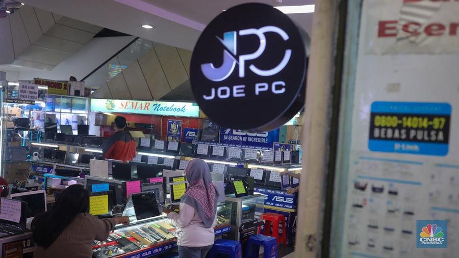 Suasana pusat penjualan elektronik Harco Mangga Dua di Jakarta, Kamis (25/4/2024). Harco Mangga Dua yang terkenal sebagai tempat pusat jual-beli elektronik terbesar di Jakarta kini kembali ramai setelah semapat sepi akibat pandemi Covid-19. (CNBC Indonesia/Faisal Rahman)
