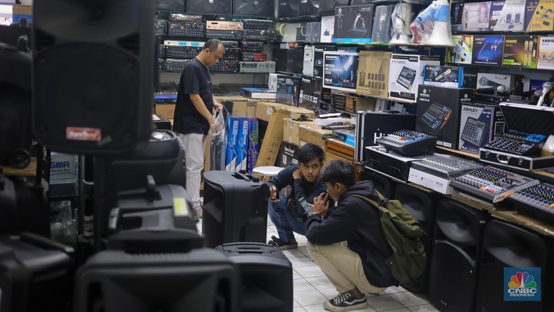 Suasana pusat penjualan elektronik Harco Mangga Dua di Jakarta, Kamis (25/4/2024). Harco Mangga Dua yang terkenal sebagai tempat pusat jual-beli elektronik terbesar di Jakarta kini kembali ramai setelah semapat sepi akibat pandemi Covid-19. (CNBC Indonesia/Faisal Rahman) Suasana pusat penjualan elektronik Harco Mangga Dua di Jakarta, Kamis (25/4/2024). Harco Mangga Dua yang terkenal sebagai tempat pusat jual-beli elektronik terbesar di Jakarta kini kembali ramai setelah semapat sepi akibat pandemi Covid-19. (CNBC Indonesia/Faisal Rahman)