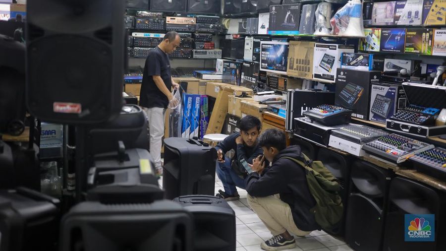 Suasana pusat penjualan elektronik Harco Mangga Dua di Jakarta, Kamis (25/4/2024). Harco Mangga Dua yang terkenal sebagai tempat pusat jual-beli elektronik terbesar di Jakarta kini kembali ramai setelah semapat sepi akibat pandemi Covid-19. (վ/Faisal Rahman)