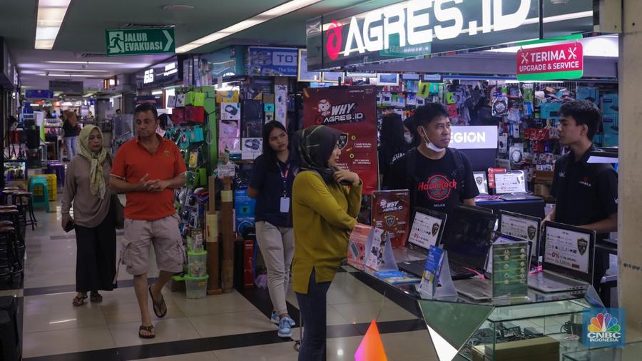 Suasana pusat penjualan elektronik Harco Mangga Dua di Jakarta, Kamis (25/4/2024). Harco Mangga Dua yang terkenal sebagai tempat pusat jual-beli elektronik terbesar di Jakarta kini kembali ramai setelah semapat sepi akibat pandemi Covid-19. (CNBC Indonesia/Faisal Rahman)