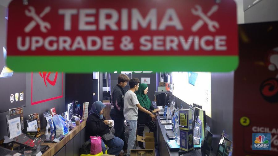 Suasana pusat penjualan elektronik Harco Mangga Dua di Jakarta, Kamis (25/4/2024). Harco Mangga Dua yang terkenal sebagai tempat pusat jual-beli elektronik terbesar di Jakarta kini kembali ramai setelah semapat sepi akibat pandemi Covid-19. (CNBC Indonesia/Faisal Rahman)