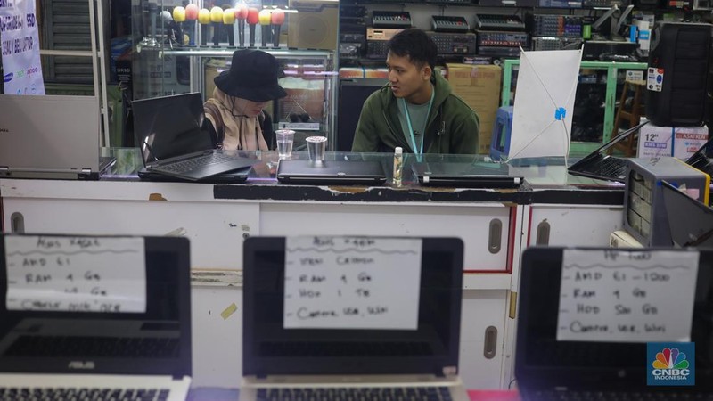 Suasana pusat penjualan elektronik Harco Mangga Dua di Jakarta, Kamis (25/4/2024). Harco Mangga Dua yang terkenal sebagai tempat pusat jual-beli elektronik terbesar di Jakarta kini kembali ramai setelah semapat sepi akibat pandemi Covid-19. (CNBC Indonesia/Faisal Rahman)