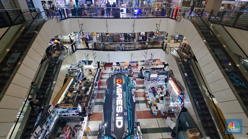 Suasana pusat penjualan elektronik Harco Mangga Dua di Jakarta, Kamis (25/4/2024). Harco Mangga Dua yang terkenal sebagai tempat pusat jual-beli elektronik terbesar di Jakarta kini kembali ramai setelah semapat sepi akibat pandemi Covid-19. (CNBC Indonesia/Faisal Rahman) Suasana pusat penjualan elektronik Harco Mangga Dua di Jakarta, Kamis (25/4/2024). Harco Mangga Dua yang terkenal sebagai tempat pusat jual-beli elektronik terbesar di Jakarta kini kembali ramai setelah semapat sepi akibat pandemi Covid-19. (CNBC Indonesia/Faisal Rahman)