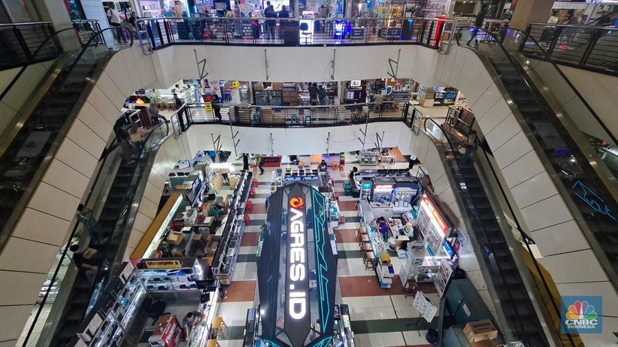 Suasana pusat penjualan elektronik Harco Mangga Dua di Jakarta, Kamis (25/4/2024). Harco Mangga Dua yang terkenal sebagai tempat pusat jual-beli elektronik terbesar di Jakarta kini kembali ramai setelah semapat sepi akibat pandemi Covid-19. (CNBC Indonesia/Faisal Rahman)