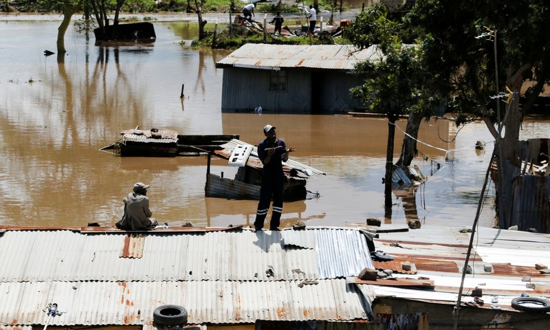 Warga beristirahat di atas rumah mereka menunggu bantuan penyelamatan setelah Sungai Athi meluap dan membuat rumah mereka terdampar menyusul hujan lebat di pemukiman Kwa Mang'eli di daerah Machakos dekat Nairobi, Kenya 24 April 2024. (REUTERS/Thomas Mukoya)