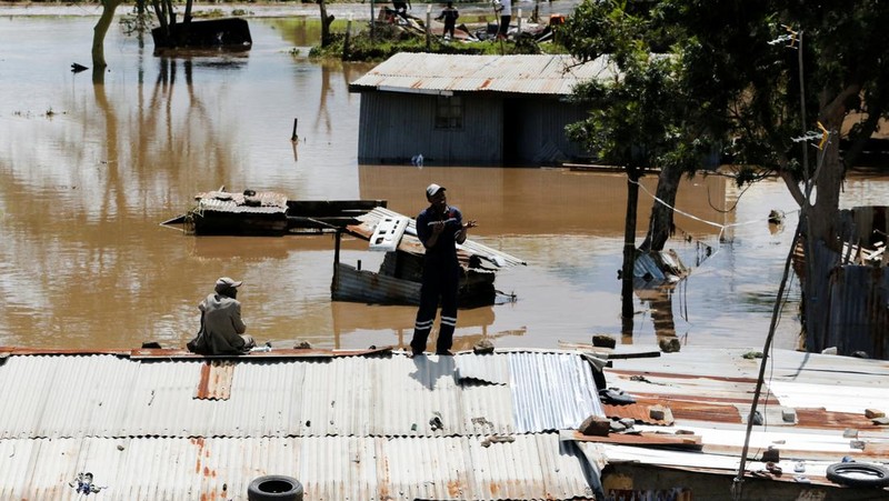 Warga beristirahat di atas rumah mereka menunggu bantuan penyelamatan setelah Sungai Athi meluap dan membuat rumah mereka terdampar menyusul hujan lebat di pemukiman Kwa Mang'eli di daerah Machakos dekat Nairobi, Kenya 24 April 2024. (REUTERS/Thomas Mukoya)