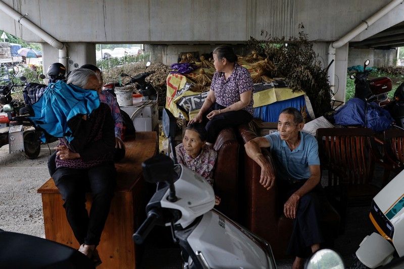 Sebuah kendaraan tersapu banjir setelah hujan lebat di Jiangwan, Guangdong, Tiongkok dalam tangkapan layar yang diambil dari video media sosial yang dirilis pada 22 April 2024. (Video Obtained By Reuters/via REUTERS)