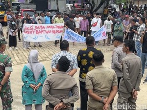 Warga Tuntut Camat Koto XI Tarusan Dicopot gegara Bantuan Bencana-Wali Nagari