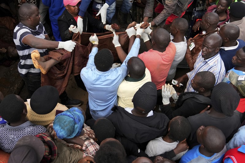 Warga beristirahat di atas rumah mereka menunggu bantuan penyelamatan setelah Sungai Athi meluap dan membuat rumah mereka terdampar menyusul hujan lebat di pemukiman Kwa Mang'eli di daerah Machakos dekat Nairobi, Kenya 24 April 2024. Warga beristirahat di atas rumah mereka menunggu bantuan penyelamatan setelah Sungai Athi meluap dan membuat rumah mereka terdampar menyusul hujan lebat di pemukiman Kwa Mang'eli di daerah Machakos dekat Nairobi, Kenya 24 April 2024. (REUTERS/Thomas Mukoya)