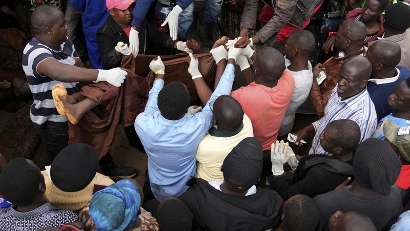 Warga beristirahat di atas rumah mereka menunggu bantuan penyelamatan setelah Sungai Athi meluap dan membuat rumah mereka terdampar menyusul hujan lebat di pemukiman Kwa Mang'eli di daerah Machakos dekat Nairobi, Kenya 24 April 2024. (REUTERS/Thomas Mukoya)