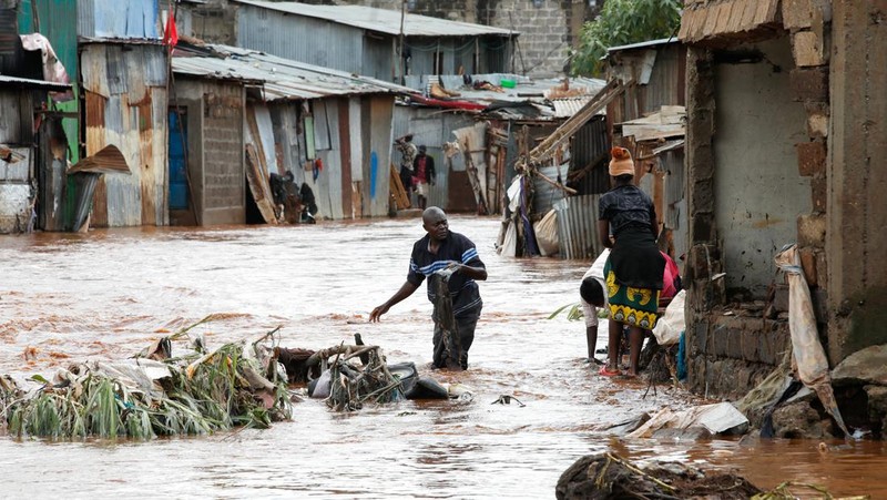 Warga beristirahat di atas rumah mereka menunggu bantuan penyelamatan setelah Sungai Athi meluap dan membuat rumah mereka terdampar menyusul hujan lebat di pemukiman Kwa Mang'eli di daerah Machakos dekat Nairobi, Kenya 24 April 2024. (REUTERS/Thomas Mukoya)