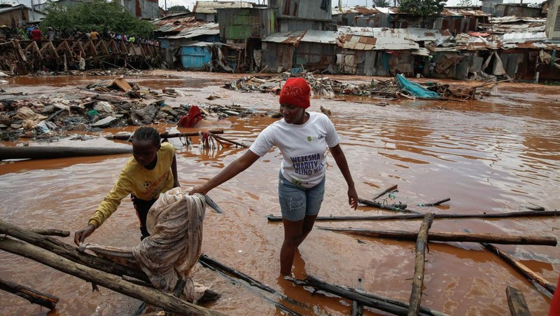 Warga beristirahat di atas rumah mereka menunggu bantuan penyelamatan setelah Sungai Athi meluap dan membuat rumah mereka terdampar menyusul hujan lebat di pemukiman Kwa Mang'eli di daerah Machakos dekat Nairobi, Kenya 24 April 2024. (REUTERS/Thomas Mukoya)
