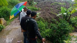 Tebing 100 Meter Longsor, Akses 2 Desa di Gununghalu KBB Terputus