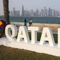Dua orang berfoto di Doha Corniche, Doha, Qatar, Saturday, Nov. 19, 2022. (AP Photo/Martin Meissner/File Foto)