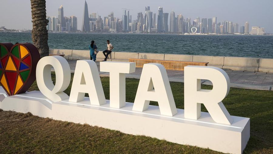 Dua orang berfoto di Doha Corniche, Doha, Qatar, Saturday, Nov. 19, 2022. (AP Photo/Martin Meissner/File Foto)
