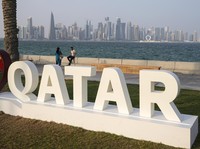 Dua orang berfoto di Doha Corniche, Doha, Qatar, Saturday, Nov. 19, 2022. (AP Photo/Martin Meissner/File Foto)