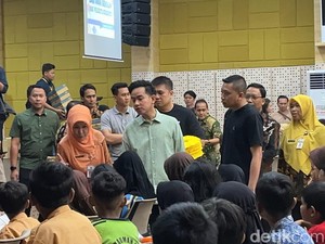 Gibran Bagikan 1.100 Sepatu Aerostreet untuk Siswa Miskin: Bukan dari Saya