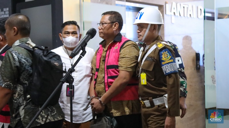 Kejaksaan Agung (Kejagung) melakukan penahanan terhadap tiga dari lima tersangka kasus dugaan korupsi tata niaga timah, Jumat (26/4/2024). (CNBC Indonesia/Faisal Rahman) Kejaksaan Agung (Kejagung) melakukan penahanan terhadap tiga dari lima tersangka kasus dugaan korupsi tata niaga timah, Jumat (26/4/2024). (CNBC Indonesia/Faisal Rahman)