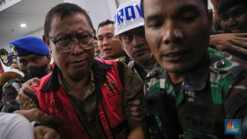 Kejaksaan Agung (Kejagung) melakukan penahanan terhadap tiga dari lima tersangka kasus dugaan korupsi tata niaga timah, Jumat (26/4/2024). (CNBC Indonesia/Faisal Rahman) Kejaksaan Agung (Kejagung) melakukan penahanan terhadap tiga dari lima tersangka kasus dugaan korupsi tata niaga timah, Jumat (26/4/2024). (CNBC Indonesia/Faisal Rahman)