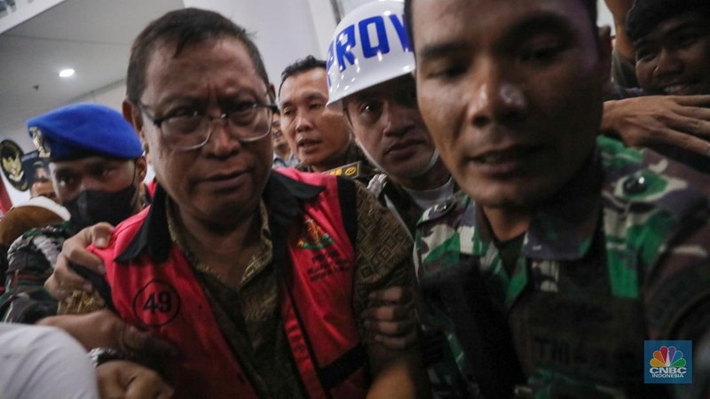 Kejaksaan Agung (Kejagung) melakukan penahanan terhadap tiga dari lima tersangka kasus dugaan korupsi tata niaga timah, Jumat (26/4/2024). (CNBC Indonesia/Faisal Rahman)
