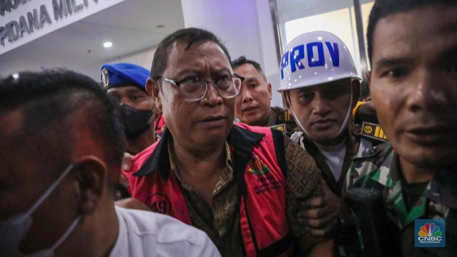 Kejaksaan Agung (Kejagung) melakukan penahanan terhadap tiga dari lima tersangka kasus dugaan korupsi tata niaga timah, Jumat (26/4/2024). (CNBC Indonesia/Faisal Rahman)