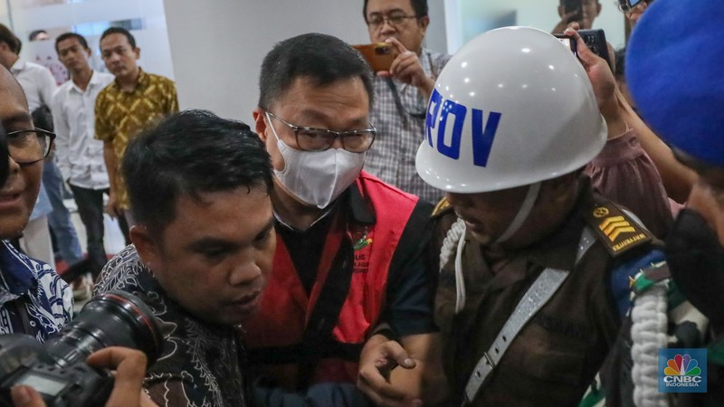 Kejaksaan Agung (Kejagung) melakukan penahanan terhadap tiga dari lima tersangka kasus dugaan korupsi tata niaga timah, Jumat (26/4/2024). (CNBC Indonesia/Faisal Rahman) Kejaksaan Agung (Kejagung) melakukan penahanan terhadap tiga dari lima tersangka kasus dugaan korupsi tata niaga timah, Jumat (26/4/2024). (CNBC Indonesia/Faisal Rahman)