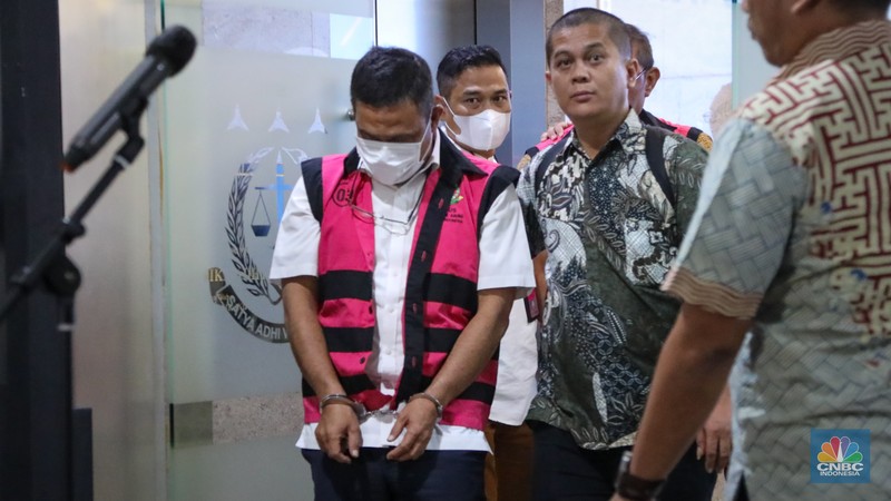 Kejaksaan Agung (Kejagung) melakukan penahanan terhadap tiga dari lima tersangka kasus dugaan korupsi tata niaga timah, Jumat (26/4/2024). (CNBC Indonesia/Faisal Rahman) Kejaksaan Agung (Kejagung) melakukan penahanan terhadap tiga dari lima tersangka kasus dugaan korupsi tata niaga timah, Jumat (26/4/2024). (CNBC Indonesia/Faisal Rahman)