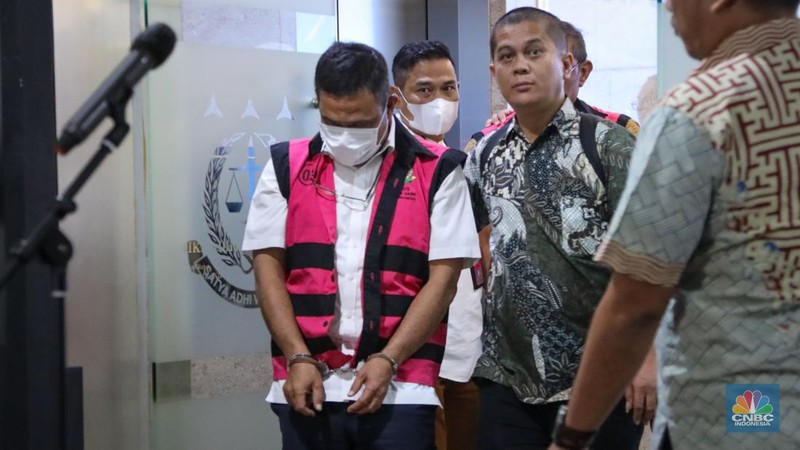 Kejaksaan Agung (Kejagung) melakukan penahanan terhadap tiga dari lima tersangka kasus dugaan korupsi tata niaga timah, Jumat (26/4/2024). (CNBC Indonesia/Faisal Rahman)