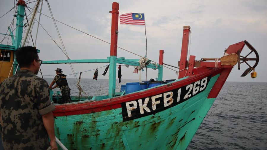 Kementerian Kelautan dan Perikanan (KKP) berhasil mengamankan satu kapal ikan asing (KIA) berbendera Malaysia saat kedapatan melakukan aktivitas penangkapan ikan ilegal di Wilayah Pengelolaan Perikanan Negara Republik Indonesia (WPPNRI) 571 Selat Malaka. (CNBC Indonesia/Martyasari Rizky)