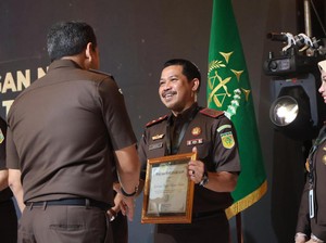 Kejati Sulsel Raih Penghargaan Terbaik I Satker Pengelolaan Anggaran Tertinggi