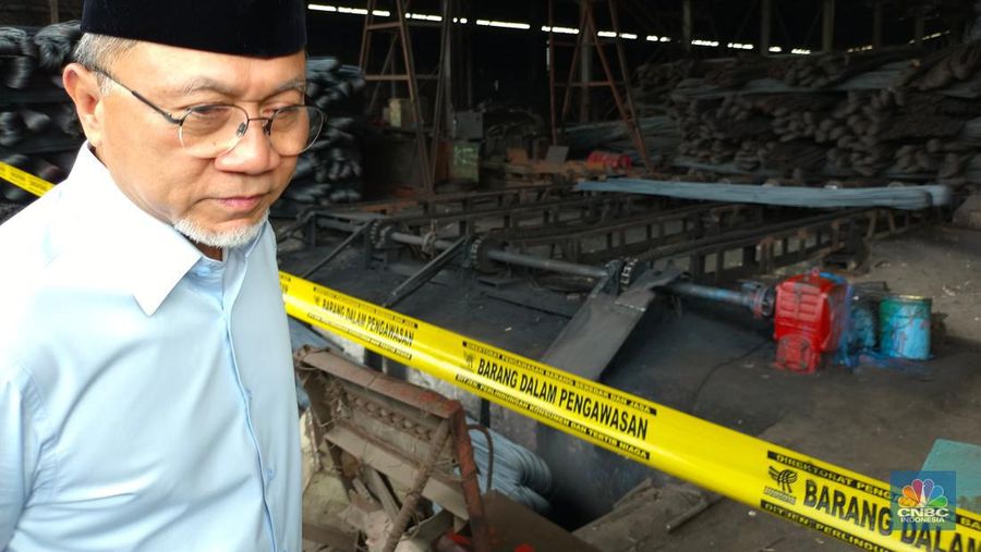 Menteri Perdagangan Zulkifli Hasan siap memusnahkan produk baja tulangan beton (BjTB) yang tidak SNI di Cikande, Banten. (CNBC Indonesia/Martyasari Rizky)