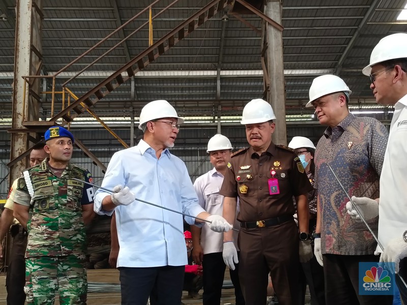 Menteri Perdagangan Zulkifli Hasan siap memusnahkan produk baja tulangan beton (BjTB) yang tidak SNI di Cikande, Banten. Menteri Perdagangan Zulkifli Hasan siap memusnahkan produk baja tulangan beton (BjTB) yang tidak SNI di Cikande, Banten. (CNBC Indonesia/Martyasari Rizky)