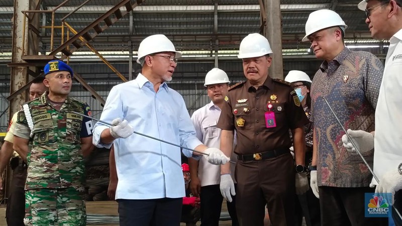 Menteri Perdagangan Zulkifli Hasan siap memusnahkan produk baja tulangan beton (BjTB) yang tidak SNI di Cikande, Banten. (CNBC Indonesia/Martyasari Rizky)