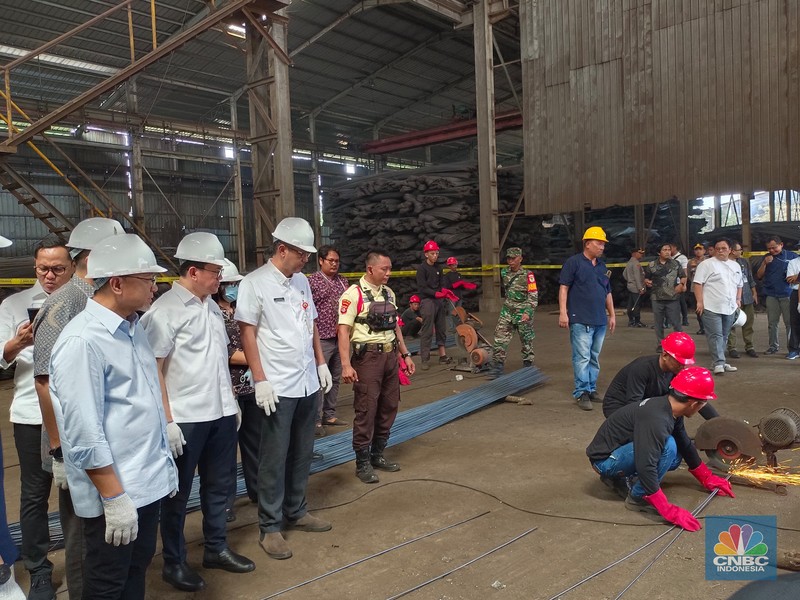 Menteri Perdagangan Zulkifli Hasan siap memusnahkan produk baja tulangan beton (BjTB) yang tidak SNI di Cikande, Banten. Menteri Perdagangan Zulkifli Hasan siap memusnahkan produk baja tulangan beton (BjTB) yang tidak SNI di Cikande, Banten. (CNBC Indonesia/Martyasari Rizky)