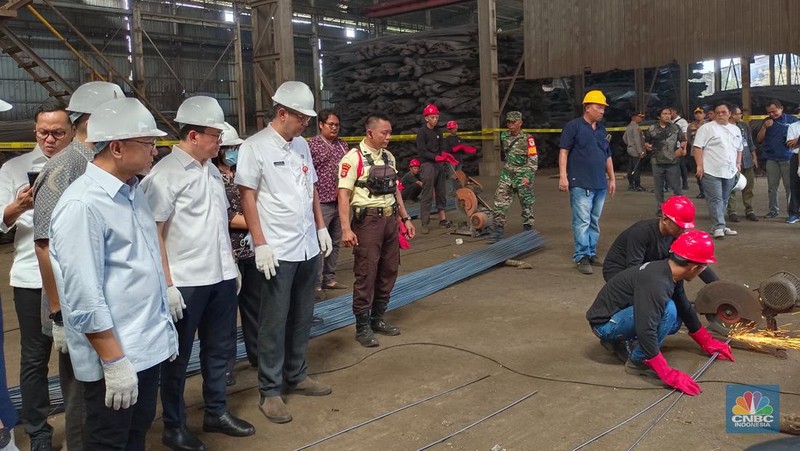 Menteri Perdagangan Zulkifli Hasan siap memusnahkan produk baja tulangan beton (BjTB) yang tidak SNI di Cikande, Banten. (CNBC Indonesia/Martyasari Rizky)