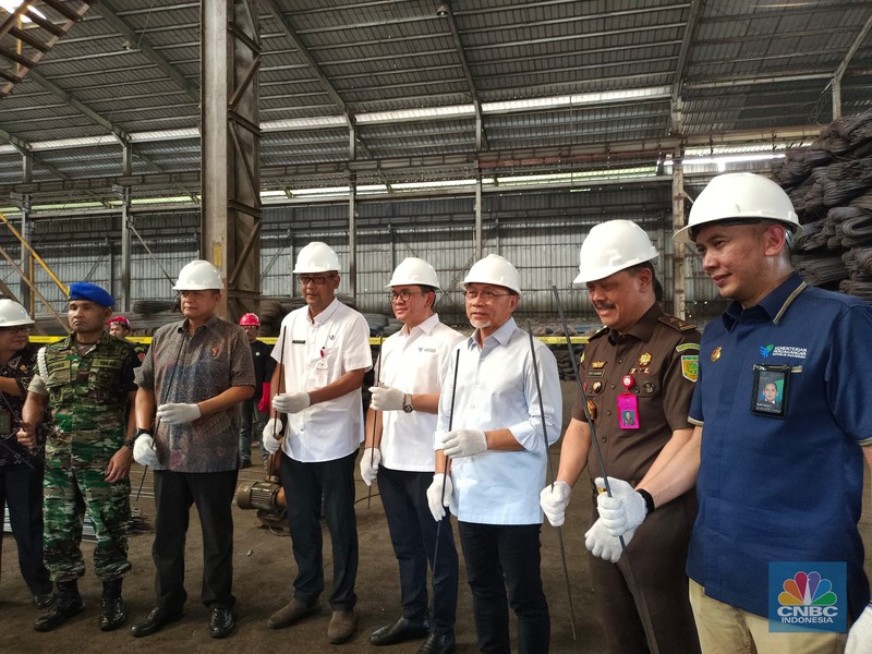 Menteri Perdagangan Zulkifli Hasan siap memusnahkan produk baja tulangan beton (BjTB) yang tidak SNI di Cikande, Banten. Menteri Perdagangan Zulkifli Hasan siap memusnahkan produk baja tulangan beton (BjTB) yang tidak SNI di Cikande, Banten. (CNBC Indonesia/Martyasari Rizky)